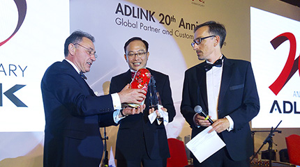 Самуэль Абарбанел (Samuel Abarbanel), Президент МикроМакс; Джим Лу (Jim Liu), Генеральный директор ADLINK; Маттиас Хубер (Matthias Huber), Вице-президент по маркетингу ADLINK (слева направо)